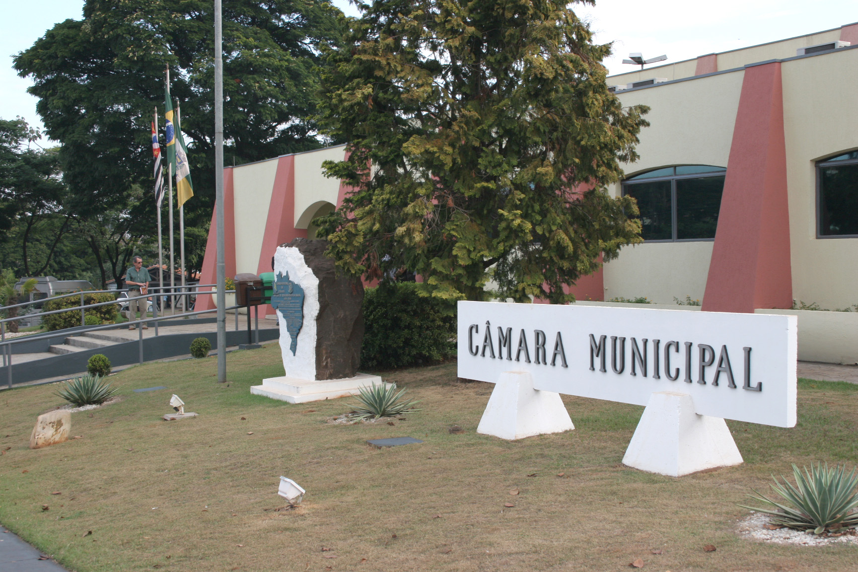 Cmara Municipal de Ourinhos<a style='float:right;color:#ccc' href='https://www3.al.sp.gov.br/repositorio/noticia/03-2008/Ourinhos 4294.jpg' target=_blank><i class='bi bi-zoom-in'></i> Clique para ver a imagem </a>
